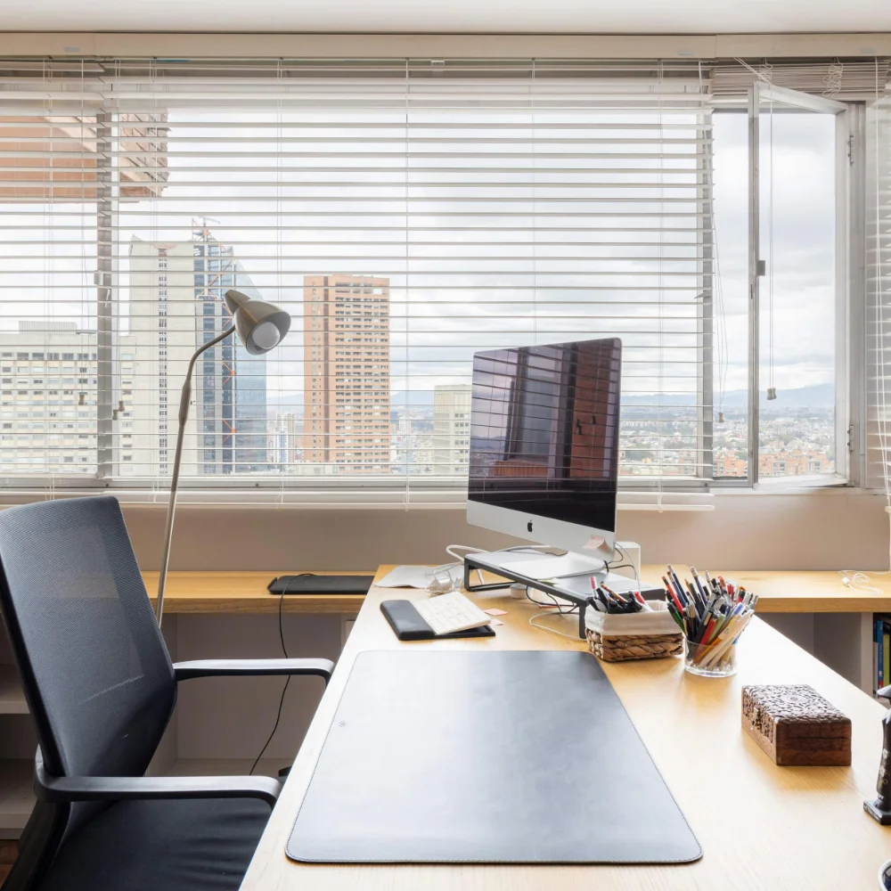 Estores técnicos para oficinas en Madrid – Control solar ESSCREEN Oficina moderna con estores técnicos screen que reducen deslumbramientos y mejoran el control solar